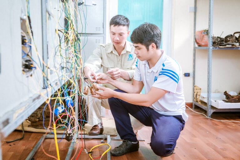 Sửa chữa ô tô tại Trung tâm dạy nghề Thanh Xuân, Trụ sở chính Số 1 Xa La. Hotline: 0987.47.6688