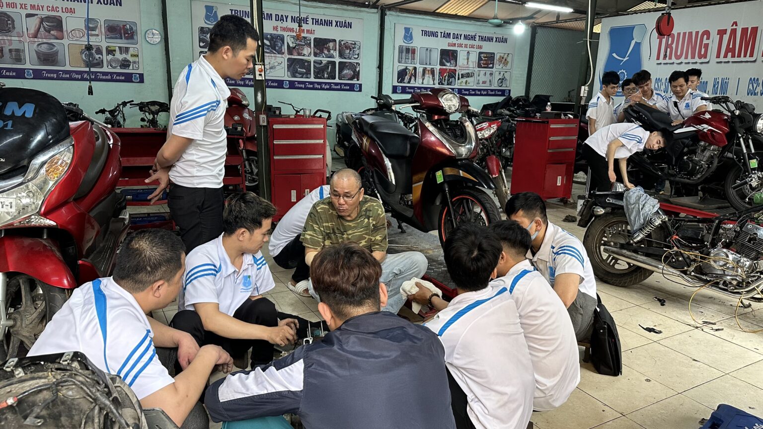 Sửa chữa xe máy tại Dạy nghề Thanh xuân số 1 Xa La